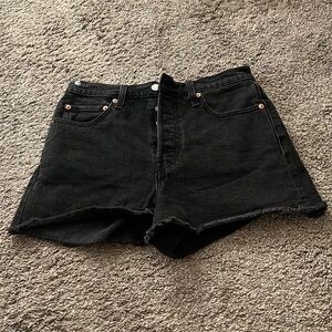 Levi’s premium ribcage High Rise raw hem button up fly shorts size 28 !